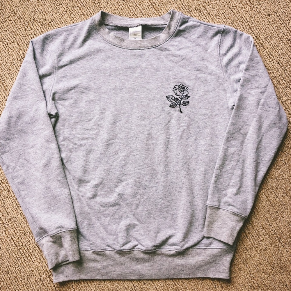 Grey pullover with rose design